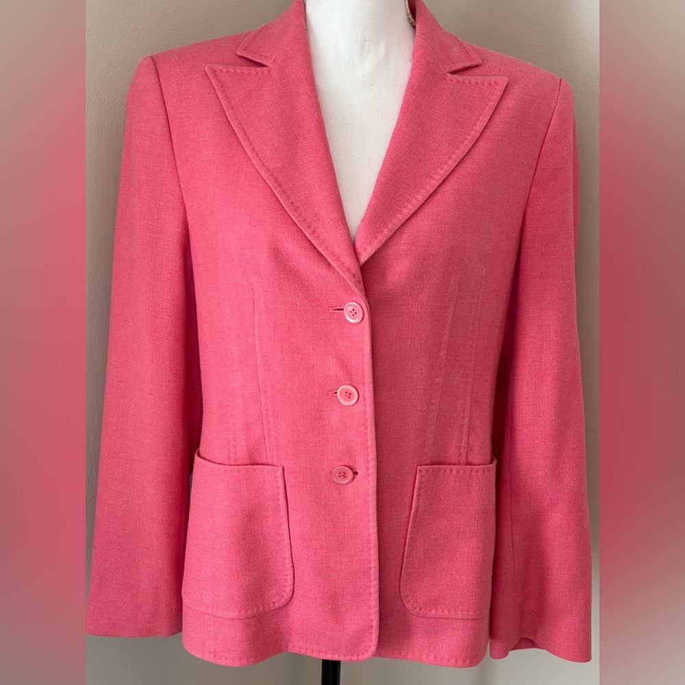 Elegant Salmon Coor Merino Blazer with Notched Lapels and Fitted Silhouette